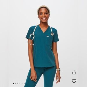 Figs women’s Catarina Caribbean blue one pocket scrub top, size large